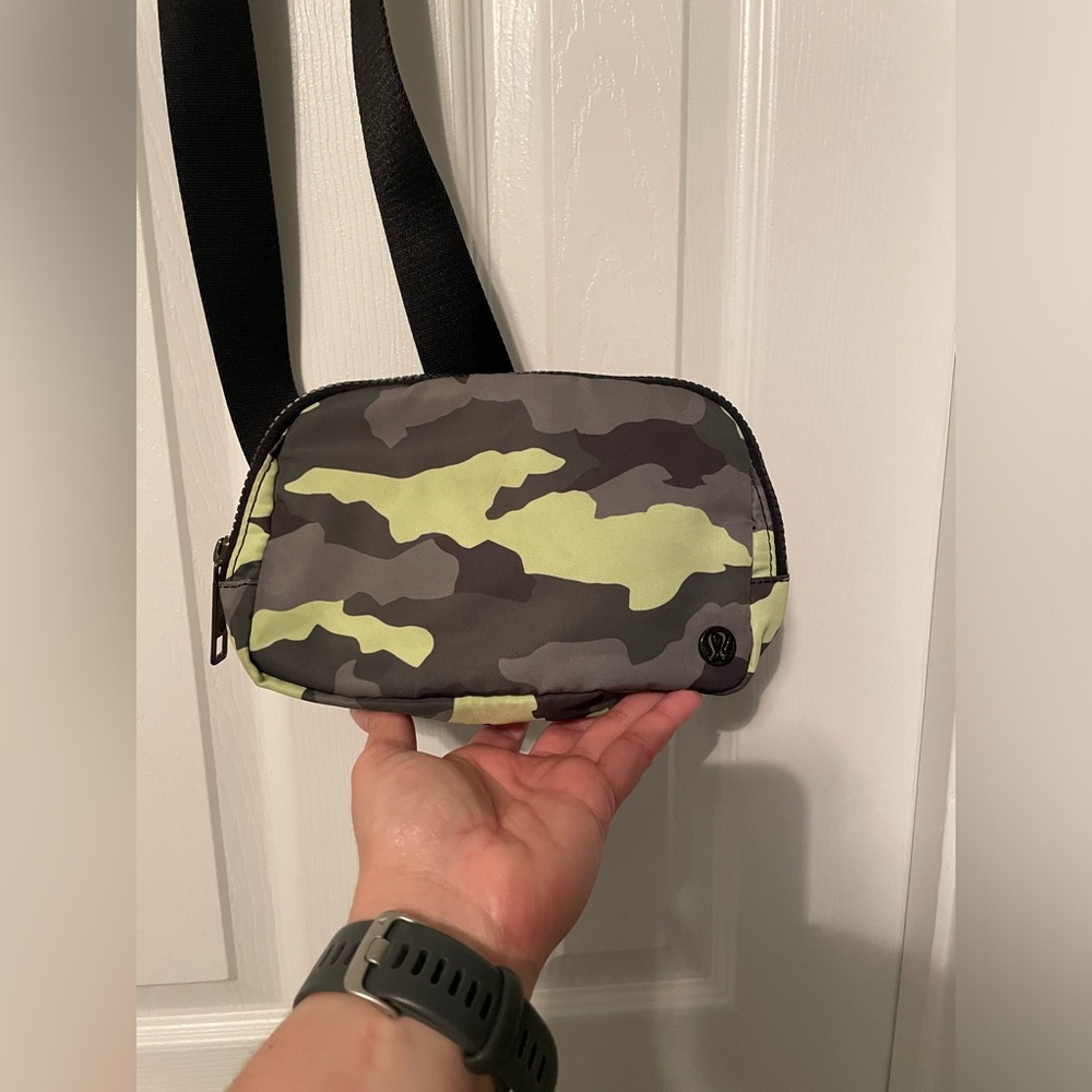Lululemon Everywhere Belt Bag 1L - Picture 3 of 9